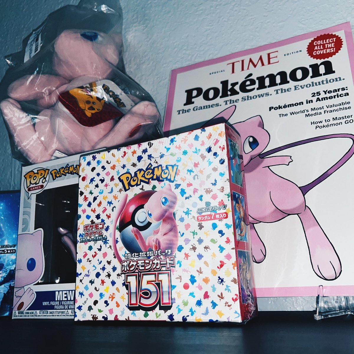co77ec7's tweet photo. ☦️

Good morning from 7 and Mew.

#Pokemon #mew #151 https://t.co/nwBlu1xArg