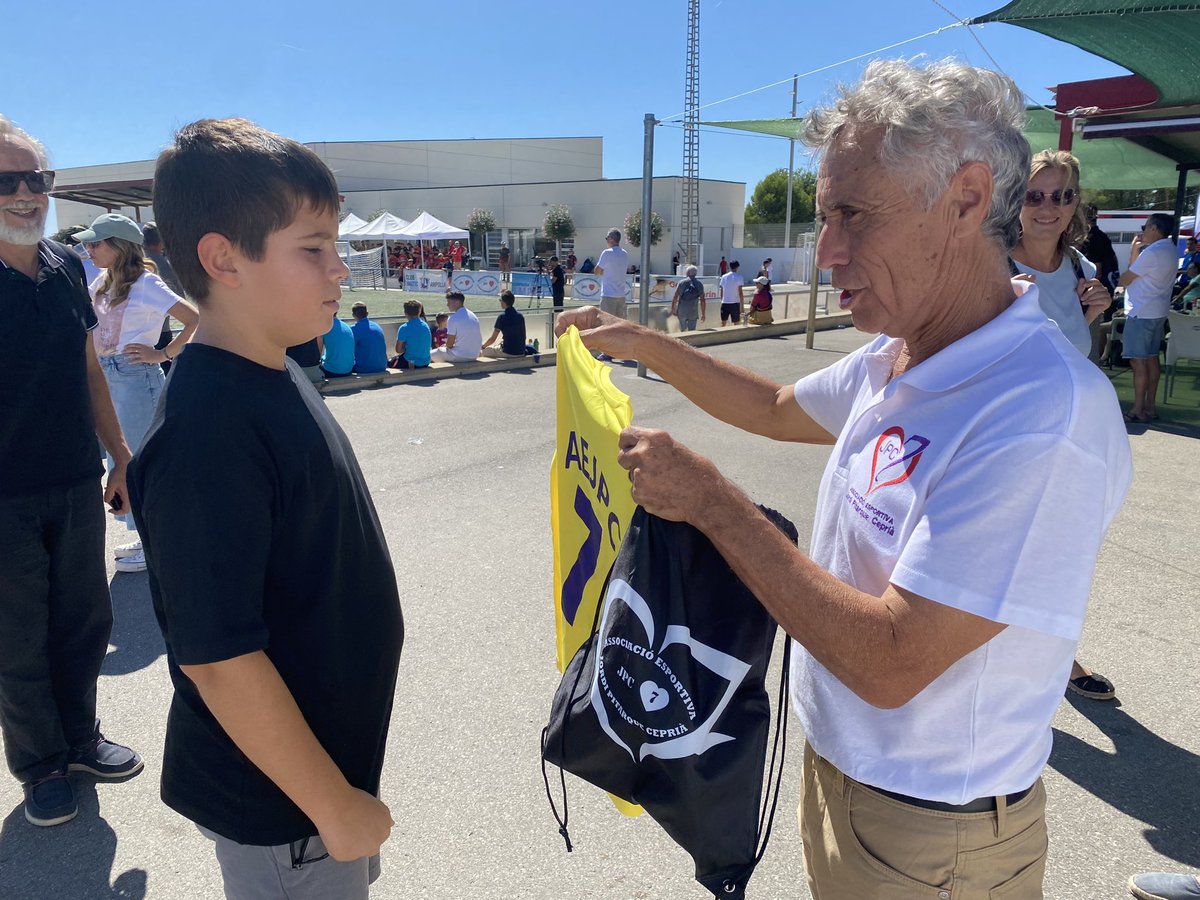 mncsls's tweet photo. Un any més, vivim la fase final del Torneig Jordi Pitarque a l'Ampolla, amb @AEJordiPitarque i equips Genuine i alevins.
Futbol, valors, inclusió, i conscienciació sobre les malalties del cor.
Enhorabona a tots! I gràcies!
#unbatecguanyador #JPC7 https://t.co/0zCGt7nnmK