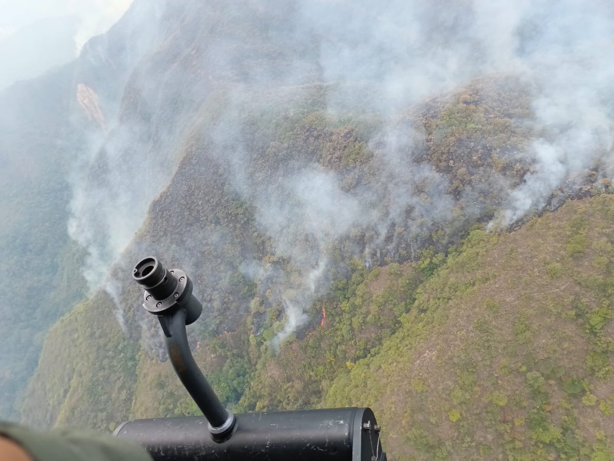 FuerzaAereaCol's tweet photo. Tripulaciones de su @FuerzaAereaCol siguen con la labor de mitigar los incendios forestales en #Betania, #Nazareth y #Papayo en el departamento del #Huila, poniendo toda su experiencia y capacidades para prevenir la expansión del fuego.
#ProtegemosLaVida
#CACOM4
@UNGRD https://t.co/OaIOExQyNk