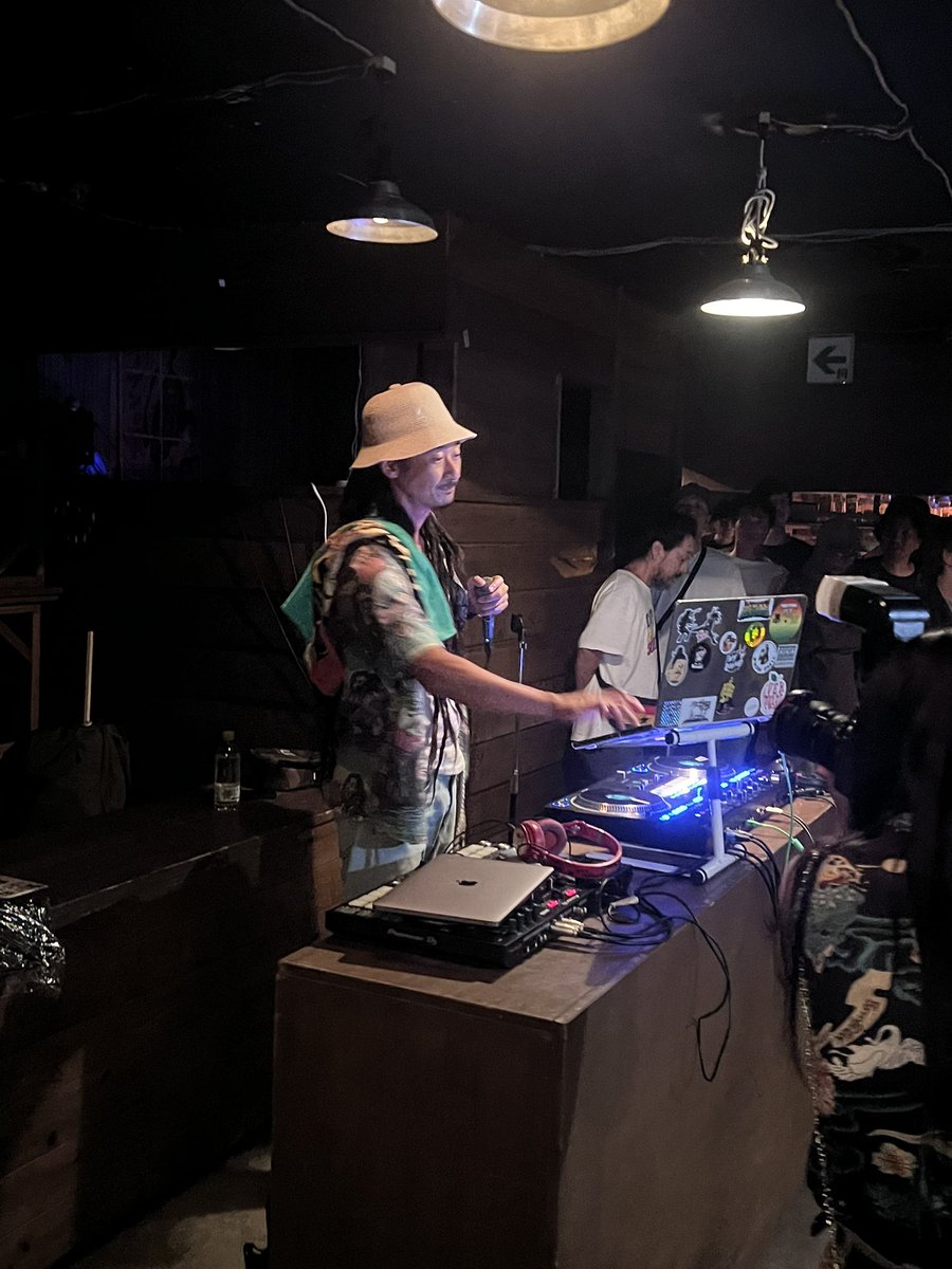 yudai_reggae_'s tweet photo. 9/14 岡山BLUE BLUESで
#reggaerevival
初めてのブルブルース
めちゃめちゃ雰囲気良くて
#ルーツロックレゲエ にピッタシの現場!
#ラスタマン はかっこいい🔥
#jahwoks #oga #youthofroots #konryu
#earthsound #アシリサンガ https://t.co/QdQ7qISSAx
