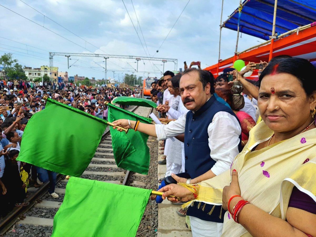 ApnaNwd's tweet photo. नवादा को मिला पहला वंदे भारत, नवादा से होकर आज गुजरी देवघर - वाराणसी वंदे भारत, नवादा के सांसद विवेक ठाकुर और वारसलीगंज विधायक अरुणा देवी ने दिखाया हरी झंडी।

@_vivekthakur @RailMinIndia
.
.
#Nawada #ApnaNawada #varanasi #VandeBharat #IndianRailway https://t.co/a1bce1tefN