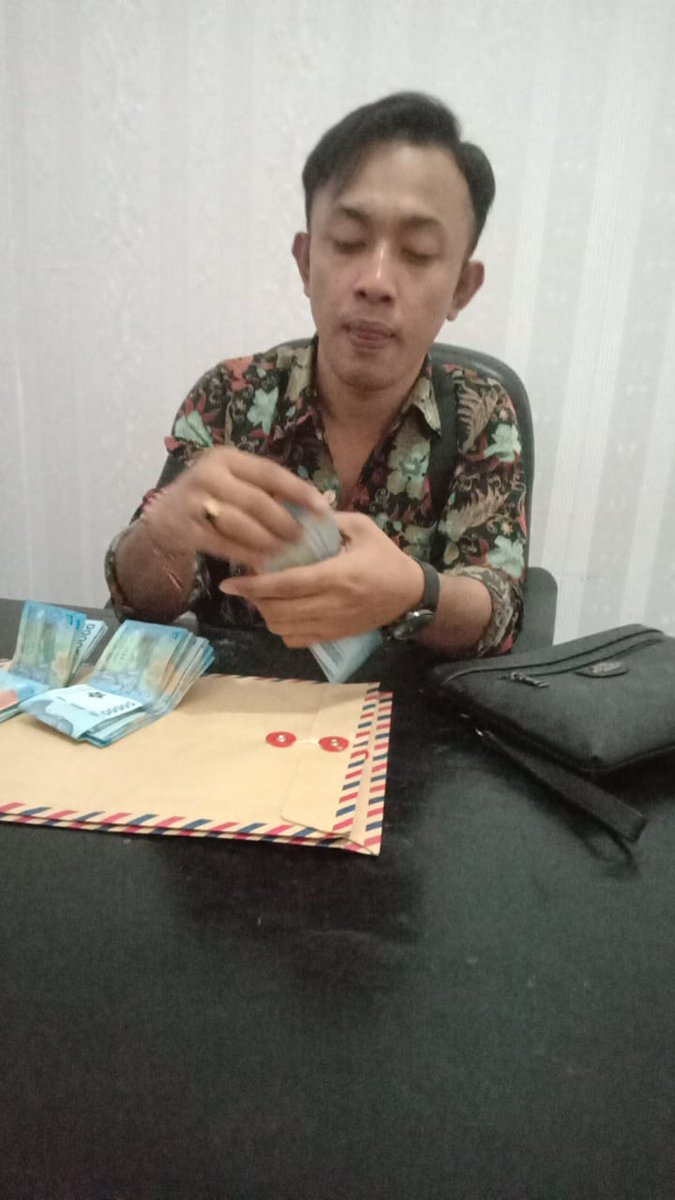 GUYS BUAT KALIAN YANG LAGI CARI KERJA HATI-HATI YA SAMA YAYASAN DAN ORANG INI‼️TEMEN AKU KENA TIPU 3.5 JT DIJANJIIN BAKAL LANGSUNG KERJA, TAPI SAMPAI SEKARANG UDAH 1 MINGGU GA ADA PANGGILAN BUAT KERJA. SEKARANG YAYASANNYA TUTUP DAN ORANGNYA MALAH GATAU DIMANA ‼️