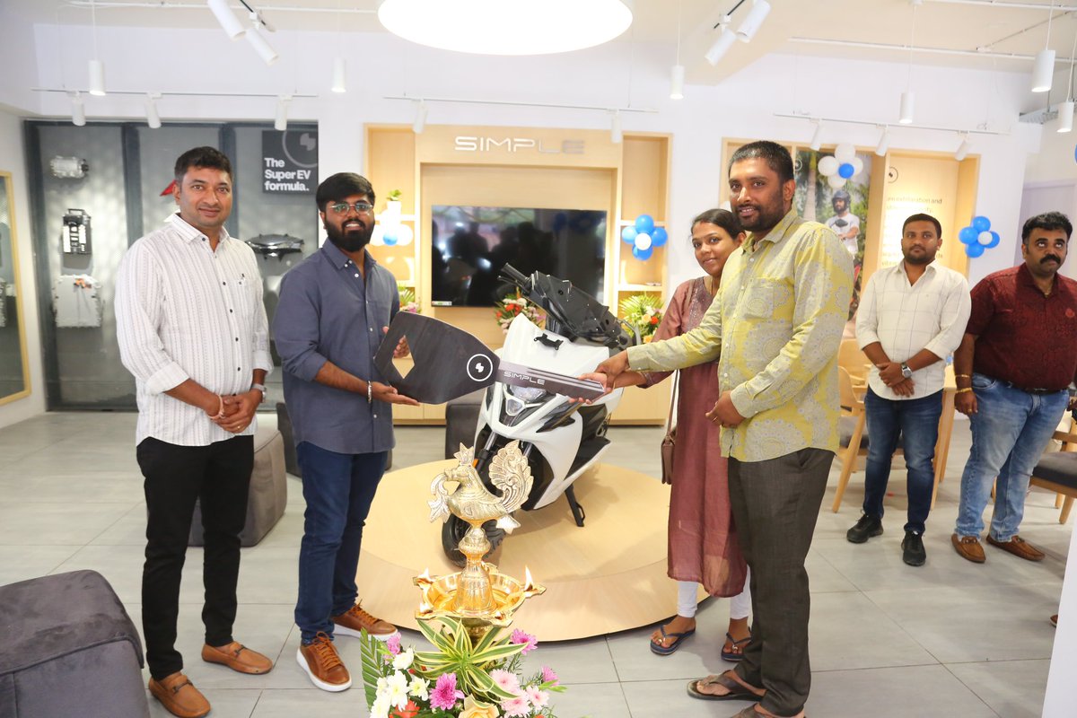 Say hello to the 2nd Simple Store in Namma Bengaluru! 🙏🏼 Located at Marathahalli, the store is now open for you to take home India’s very own Super EV- Simple One and Simple Dot One! ⚡️⚡️

#SimpleStore #Bengaluru
