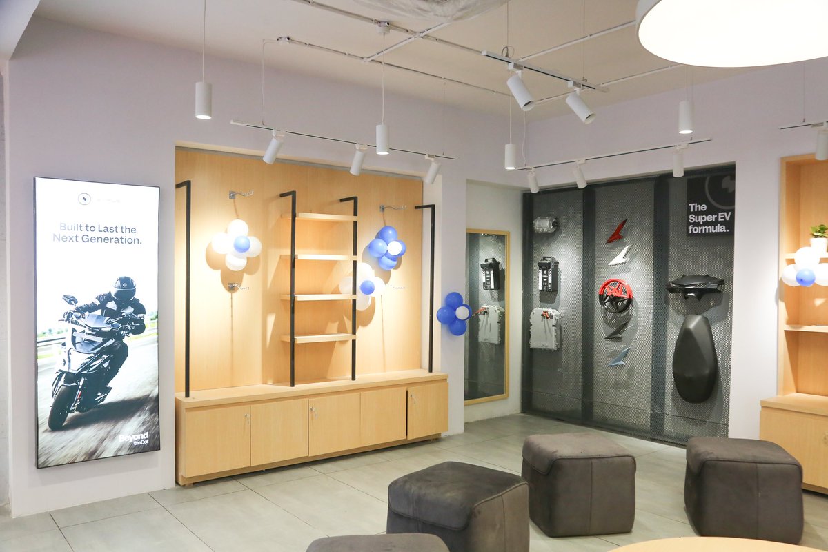 SimpleEnergyEV's tweet image. Say hello to the 2nd Simple Store in Namma Bengaluru! 🙏🏼 Located at Marathahalli, the store is now open for you to take home India’s very own Super EV- Simple One and Simple Dot One! ⚡️⚡️

#SimpleStore #Bengaluru