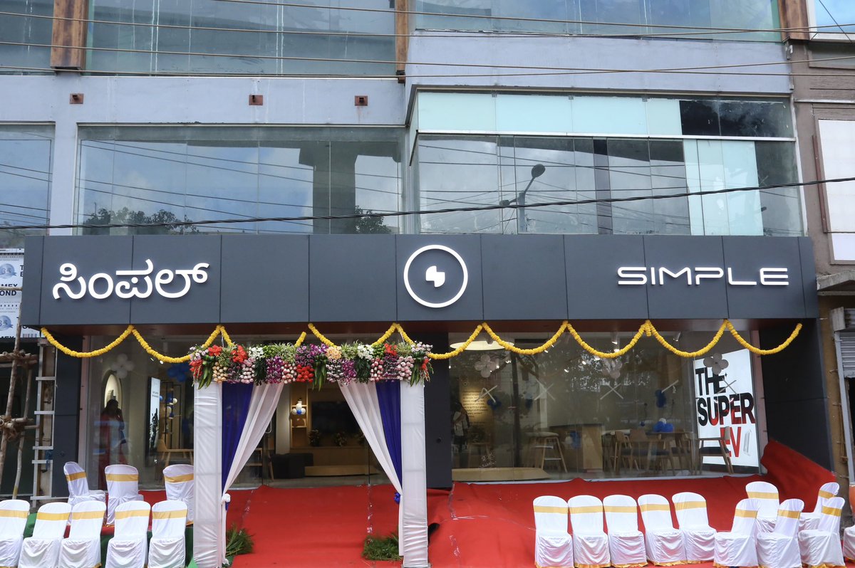 SimpleEnergyEV's tweet image. Say hello to the 2nd Simple Store in Namma Bengaluru! 🙏🏼 Located at Marathahalli, the store is now open for you to take home India’s very own Super EV- Simple One and Simple Dot One! ⚡️⚡️

#SimpleStore #Bengaluru