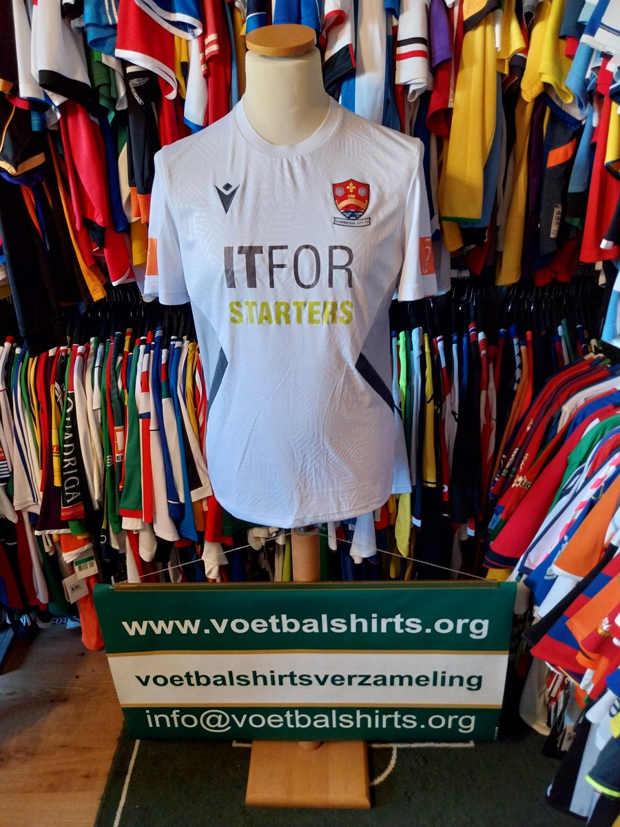 vtblshirts's tweet image. Shirtnr. 2.992 new in the collection, @cambridgecityfc, sponsored by @itforstarters , produced by @MacronSports. Soon on voetbalshirts.org! In total now 3.002 shirts!. If you can help me to add a shirt to the #collection from a team I dont have, let me know! #footballshirts