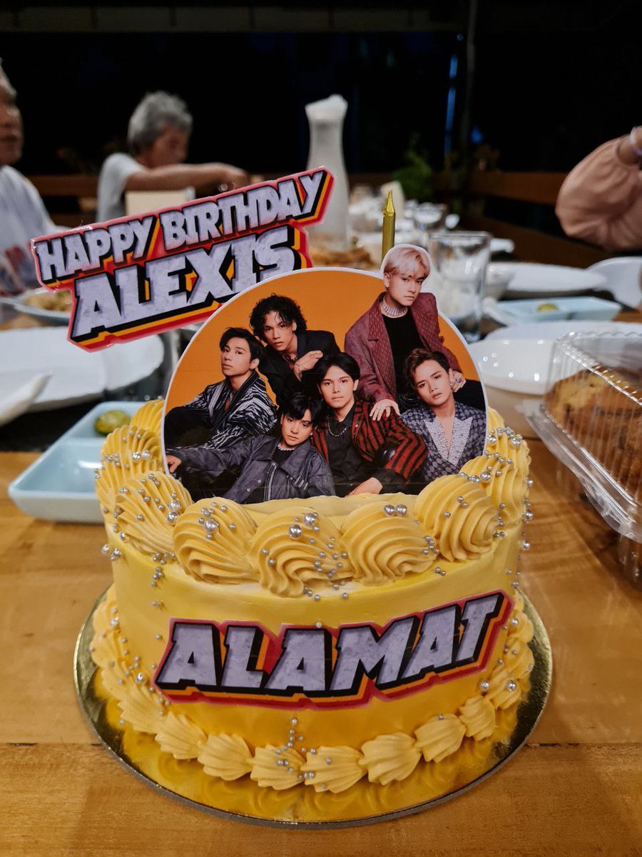grabe na kayo alamat, hanggang dinner kasama kayo 🤭 pati sa cake ko, mas malaki pa mukha nila 😭😭 nilaro naman ako ng mama ko HAHAHAHAHA (omg my 1st name is exposed🥹)