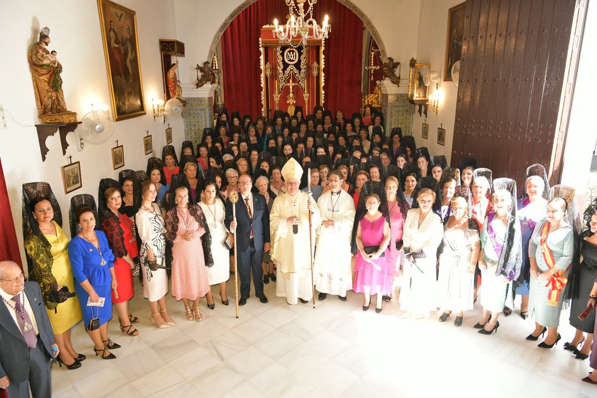ArzobispoSaiz's tweet photo. 50 Aniversario de la Coronación de Nuestra Señora de la Soledad, de #Gerena. Como un hijo fija los ojos en el rostro de su madre y supera el miedo y el dolor, así los gerenenses, volviendo la mirada a ti, Madre, encontramos nueva esperanza a pesar de los problemas del mundo y nuestros propios problemas. A ti, Madre, confiamos las preocupaciones, seguros de encontrar fortaleza para seguir adelante