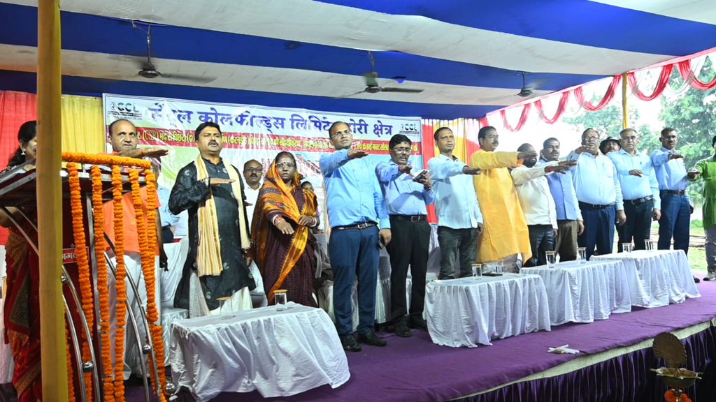 CCLRanchi's tweet photo. Stone Laying function at Pichhri (South), Bokaro was inaugurated online by Shri Shantanu Thakur, Hon'ble MoS (Ports, Shipping, and Waterways), GoI .
150 Solar Lanterns / jute bags were distributed & over 500 people took "Swachhta Hi Sewa" pledge.
#cclcsrinitiative https://t.co/47ZcT1Vv3f