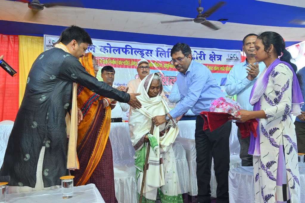 CCLRanchi's tweet photo. Stone Laying function at Pichhri (South), Bokaro was inaugurated online by Shri Shantanu Thakur, Hon'ble MoS (Ports, Shipping, and Waterways), GoI .
150 Solar Lanterns / jute bags were distributed & over 500 people took "Swachhta Hi Sewa" pledge.
#cclcsrinitiative https://t.co/47ZcT1Vv3f