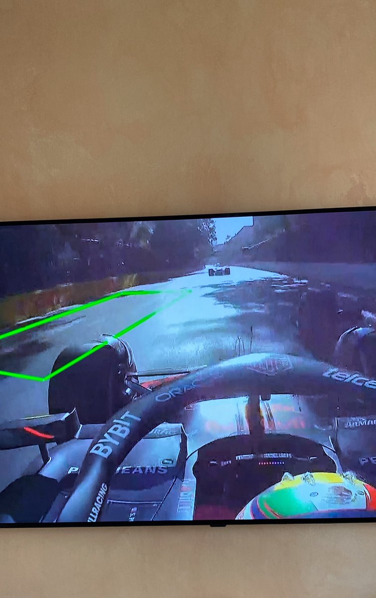 carlos’ space vs checo’s space. look at HOW MUCH space more had checo. i think there’s no more to say here right? we can all agree.