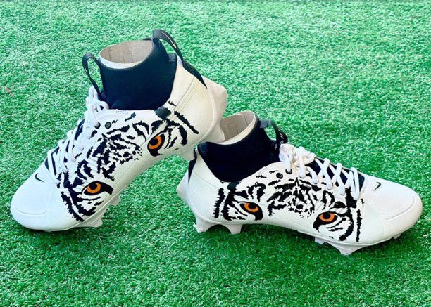 MLFootball's tweet photo. 🚨AWESOME: #Bengals running back Zack Moss is wearing these custom cleats to match the team’s white-on-white uniform. 

“EYE OF THE TIGER”

👀👀👀 

(Via @the_mattspeck24) https://t.co/o7pkt8xVUn