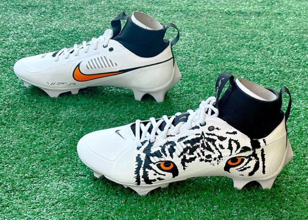 MLFootball's tweet photo. 🚨AWESOME: #Bengals running back Zack Moss is wearing these custom cleats to match the team’s white-on-white uniform. 

“EYE OF THE TIGER”

👀👀👀 

(Via @the_mattspeck24) https://t.co/o7pkt8xVUn