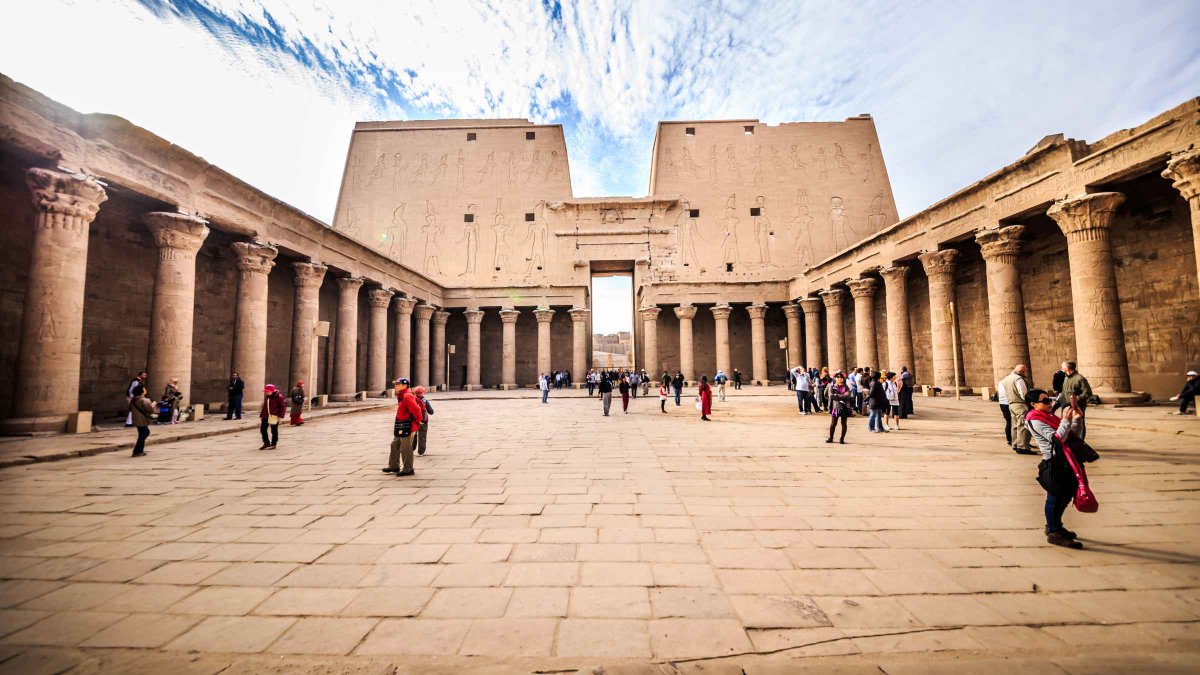 OzirWorld's tweet photo. 🏛️ يقع معبد حورس على الضفة الغربية لنهر النيل في محافظة أسوان، وهو أحد أفضل المعالم الأثرية المحفوظة في مصر.

تم بناء هذا المعبد المهيب، المخصص للإله حورس، الذي يحمل رأس الصقر، بين عامي 237 و57 قبل الميلاد خلال العصر البطلمي.

#Edfu #TempleOfHorus #AncientEgypt #Travel #History https://t.co/cqxoqSjXre