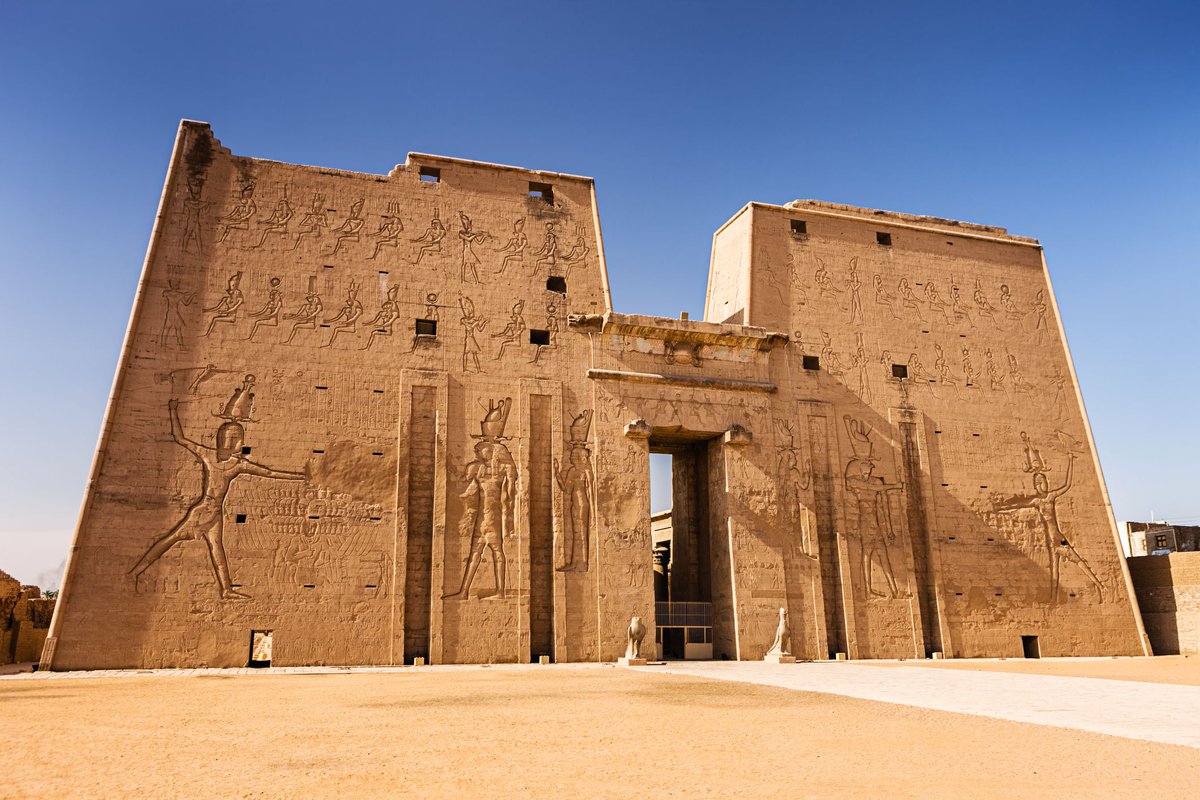 OzirWorld's tweet photo. 🏛️ يقع معبد حورس على الضفة الغربية لنهر النيل في محافظة أسوان، وهو أحد أفضل المعالم الأثرية المحفوظة في مصر.

تم بناء هذا المعبد المهيب، المخصص للإله حورس، الذي يحمل رأس الصقر، بين عامي 237 و57 قبل الميلاد خلال العصر البطلمي.

#Edfu #TempleOfHorus #AncientEgypt #Travel #History https://t.co/cqxoqSjXre