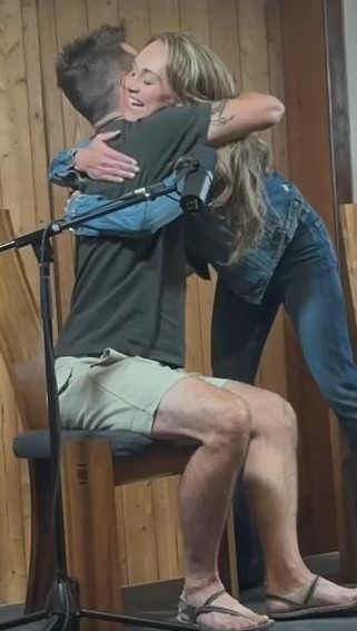 CendonMabel's tweet photo. #SundayGraham Good day @GrahamWardle and fans.
How wonderful to see them together and with so much love...love @Amber_Marshall β₯ those hugs are priceless. I don't know if they realize how much we love them...how lovely to see them together on your birthday Grahamπ..#Godblessyou https://t.co/grmkHGfpF9
