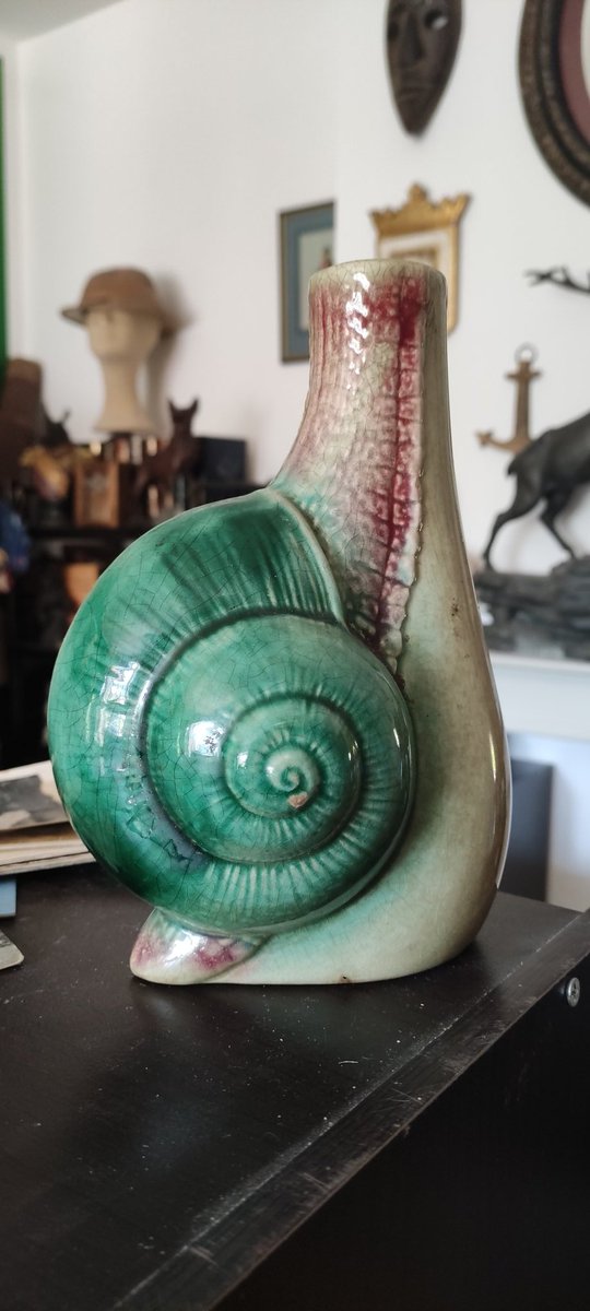 BlackyStorm's tweet photo. Trouvaille du jour en vide grenier. Un sublime vase escargot 🐌 
Monsieur déteste mais c'est pas un souci, il va finir dans ma collection de curiosités 😊 https://t.co/Qu5NknsBB5