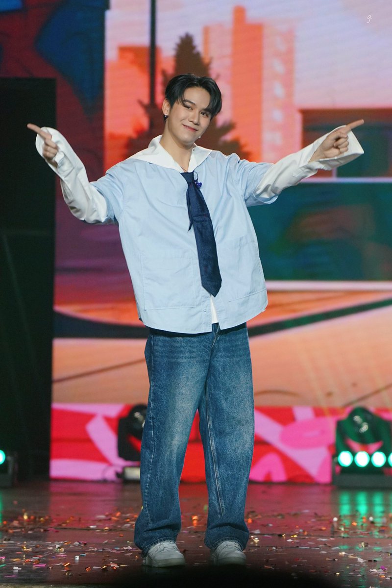 ใครเลือกเสื้อฟ้ากะลาสีให้น้องเต้ย คือมันถูกต้องมากจีจี น่ารักตุวจิ๋วม้าก แล้วยังจาได้เห็นน้องตังแต่งชุดนี้ขึ้นสเตจไปอีกหลายประเทศเลย 😍