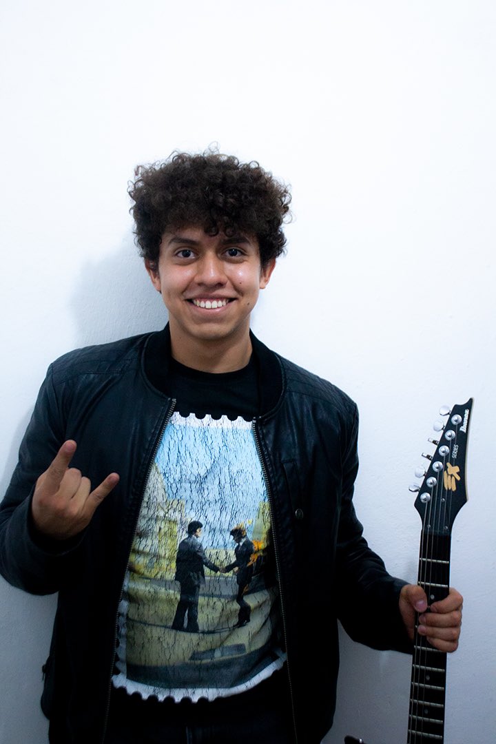 KRNSBAND's tweet photo. ¿Porque tener 3? ¡si es mejor 4! 🧐✨

¡Lleve 4 al precio 3!🫨🤘🏼

Como nos gustan las sorpresas
Un 4to integrante nunca va mal👌🏼

Con ustedes nuestro nuevo guitarrista @antonio_r501 , ¿Quien mejor que el maestro de la guitarra? Te sorprenderá con su increíble voz. https://t.co/ega4iMxWaJ