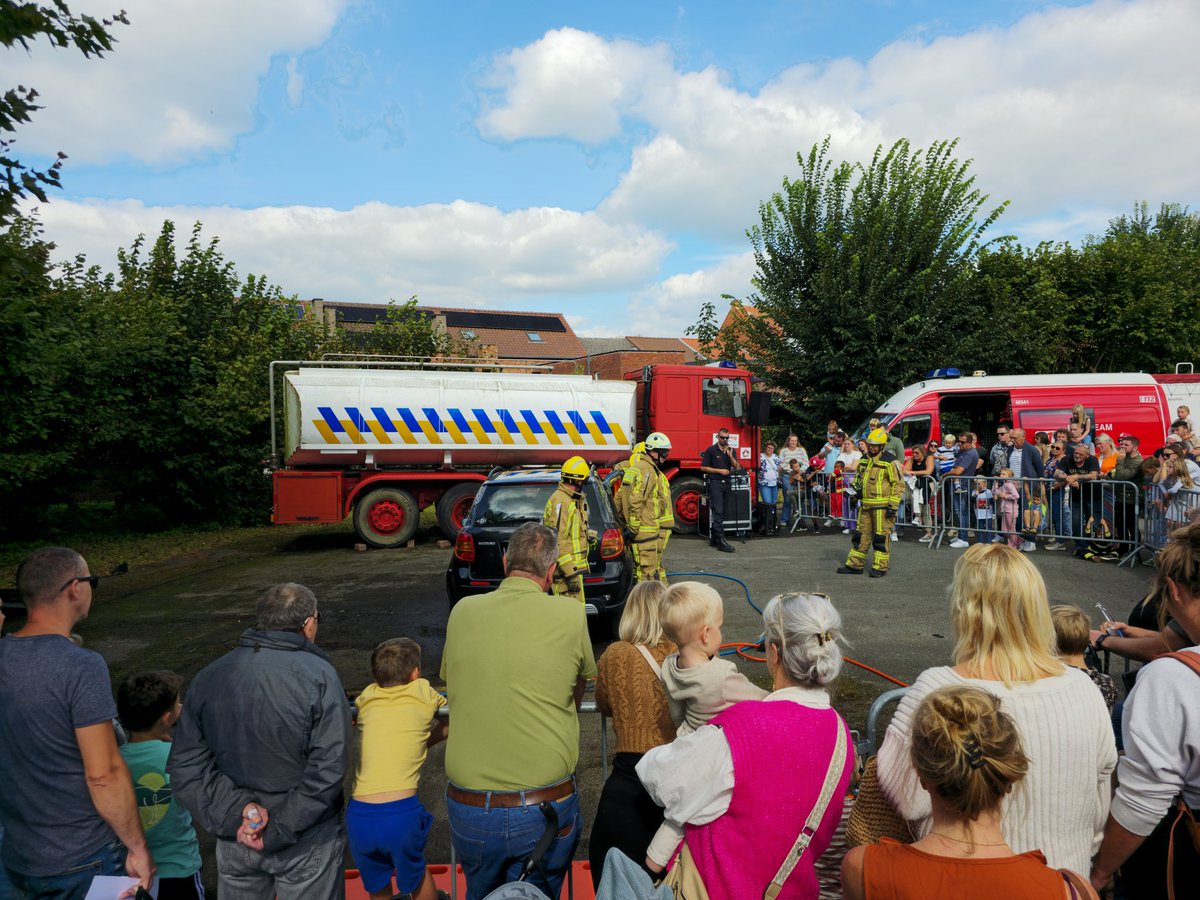 renderssteve's tweet photo. 🚒 Opendeurdag bij de brandweer van Herentals! 👨‍🚒🔥 Vandaag goed opgelet hoe ze daar de brandjes blussen.

Over 2 weken staat er nog een "stage" gepland tijdens de opendeurdag van de brandweer van Kasterlee.😉Daarna ben ik helemaal klaar om de brandjes in onze gemeente en provincie aan te pakken! 🔥🚒

 #gemeente #provincie #posistief #plaats4provincie #plaats3kasterlee