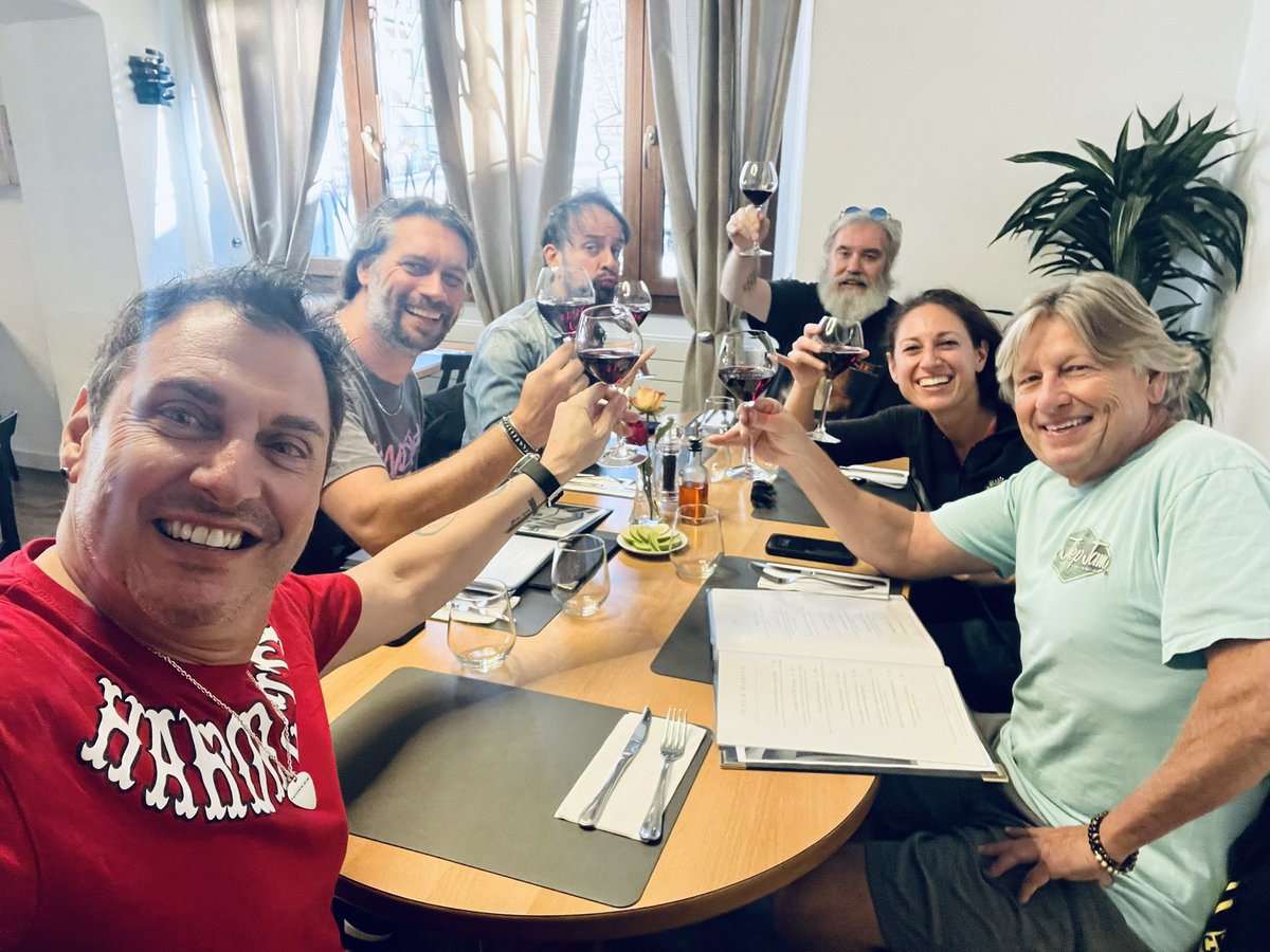 Crush40Johnny's tweet photo. Ohhhhh Switzerland🇨🇭in the south…. I don’t drink “much”… but the local wineries are amazing!🍷
#proscht #goodfriends #hardline #JohnnyGioeli @annaportalupi #MarcoDiSalvia
#LucaPrinciotta @curtandrewsjr https://t.co/YTu1FT7BYV