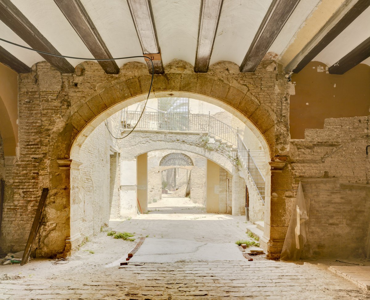 🛠 Antes y después de la entrada del CAHH.
Más de 5 años de rehabilitación que ahora se ven reconocidos con la nominación al premio "Mejor recuperación de edificio histórico" por <a href="/NatGeoEsp/">National Geographic España</a>.

¡Vota por el Palacio de los Valeriola! → bit.ly/PremioCAHHNati…