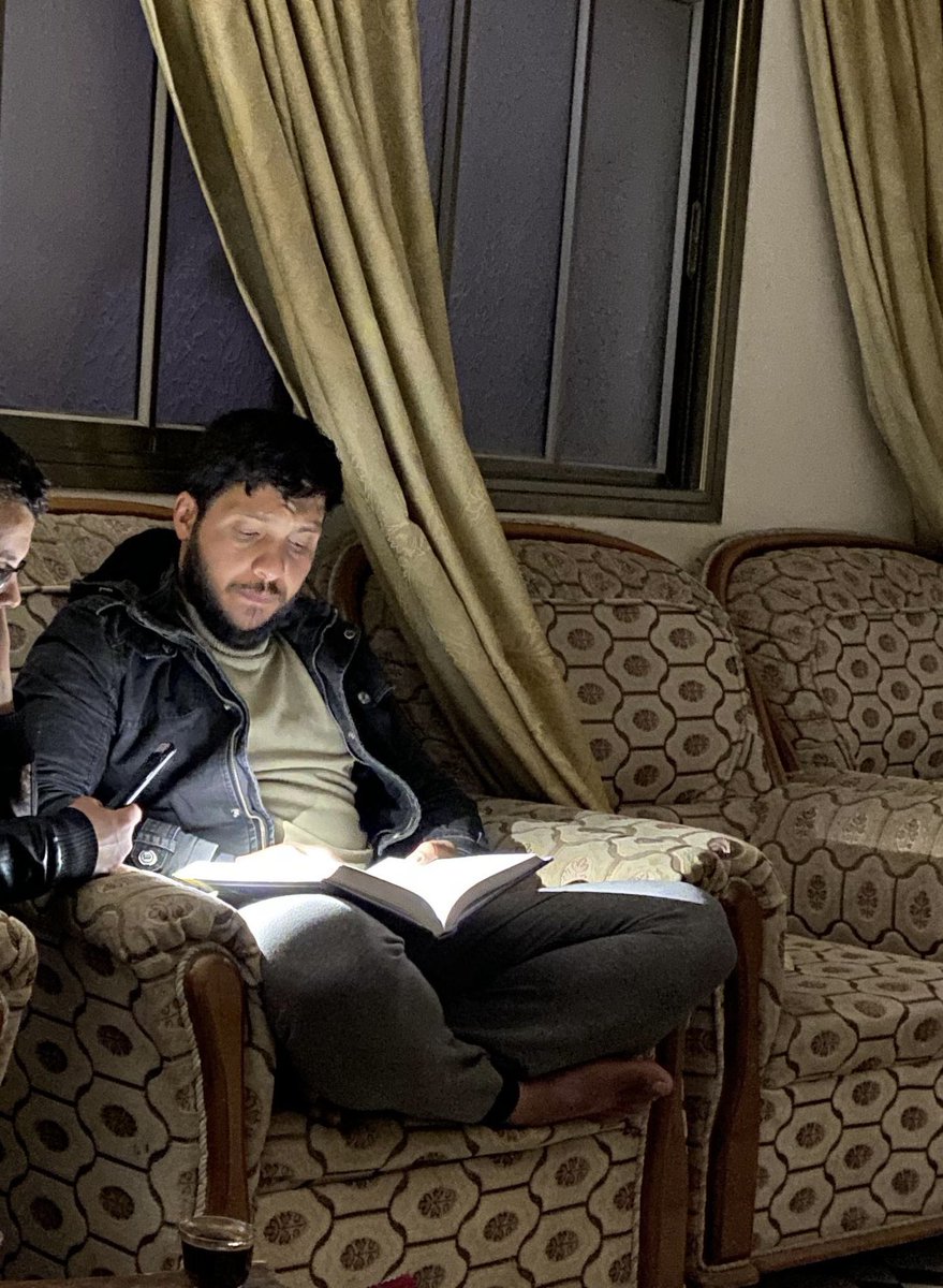 حفرتُ عن جثته بعد شهرين من دفنها في أحد شوارع مخيم جباليا؛ لأنقلها إلى قبر أنسب في بيت لاهيا، لم أعجب من أن جسده كان غضًّا طريًّا، عطِرًا لا يشوبه ما يشوب أجساد الأموات عادةً، ووجهه كأنه القمر، رغم أنه اختلط بكثير من الأمطار، ولكنّ يدي -بالخطأ وأنا ألحِّد جسده نحو القِبلة- كشفَت