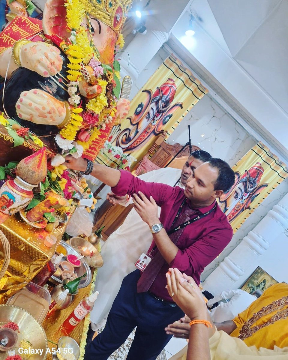 sunilal24's tweet photo. Channeling my inner Indian-ness👳🏻‍♀️. Happy Ganesh Chaturthi ! 🕉

📸: Crystal Gail Ramsaroop-Suchit https://t.co/4BeSFSUjVq