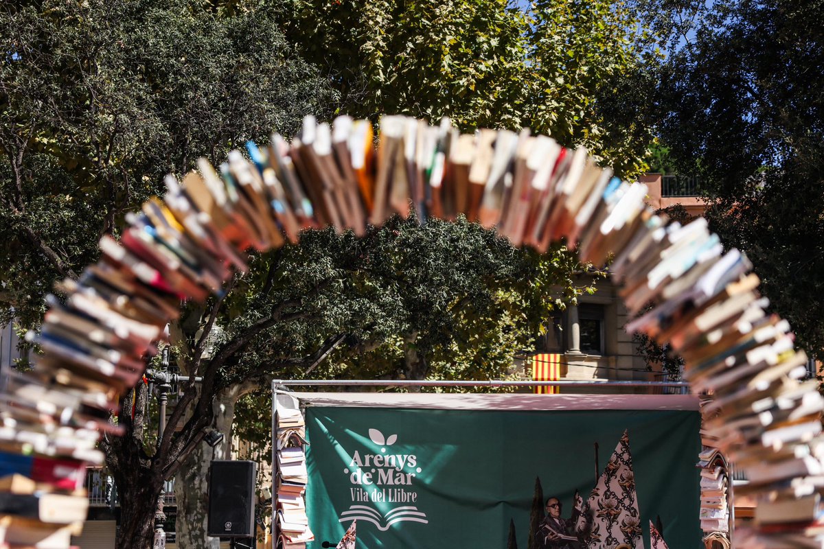 Avui ens ha visitat la Laura Borràs durant el cap de setmana de Vila del Llibre. I en Ramon Gener ha presentat el seu darrer llibre

#juntsxcat
#juntsperarenys