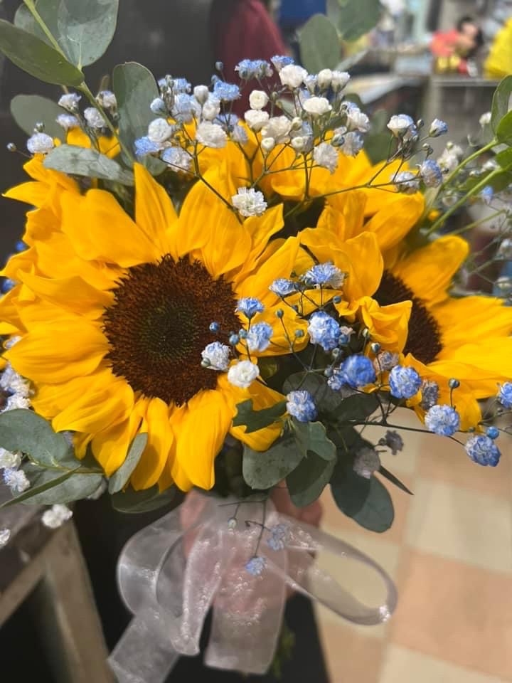 Need flowers, boutonnières, or corsages for that special someone for the upcoming homecoming dance, call or text Maribel: (301) 908-3791 and mention SVHS for a discount! Order now in time to pick up Saturday, September 21st from the flower shop at the Germantown Dutch Market.