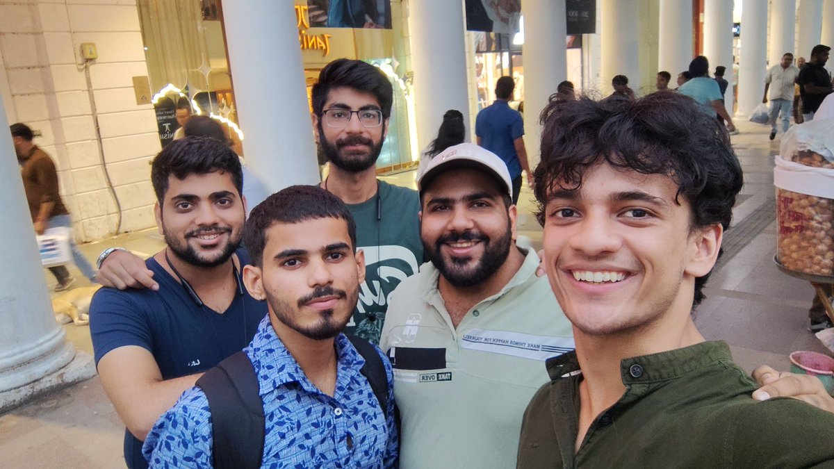 Catch up with <a href="/taashuu_/">Tejas</a> <a href="/lakshayman2000/">Lakshay Manchanda</a>, Ojus and rahul.

Iska bhi kuch bana hi loo kuch group jaisaa <a href="/taashuu_/">Tejas</a> <a href="/lakshayman2000/">Lakshay Manchanda</a>