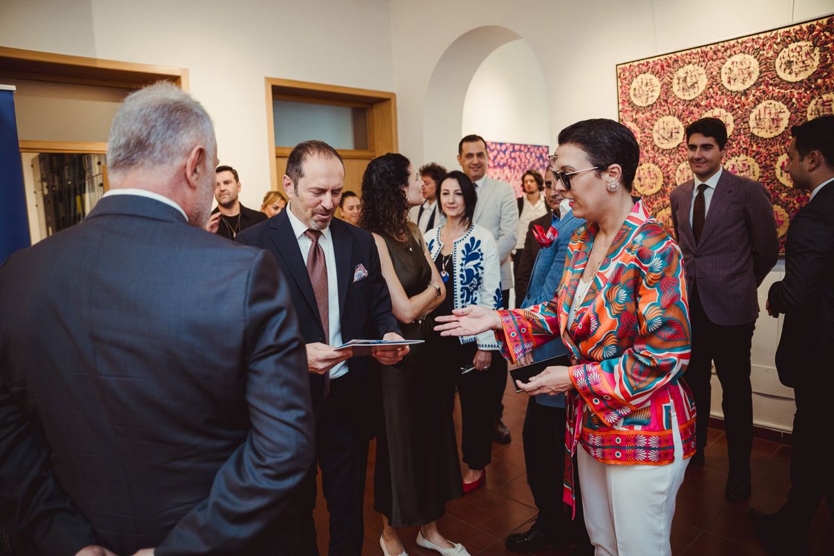Bükreş Şiir Festivali bitti.
Dünyanın barış ve dostluk içinde yaşanan bir evren olabilmesi için gönül köprüleri kuran sanata ihtiyaç var.
Sanat hayattır ve yaşatır, sanat iyileştirir, sanat özgürleştirir, sanat yüce yaratıcılıktır ve insanı evrenle bülünleştirir. Sanat erdemdir.