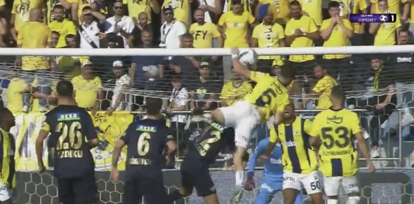 valentin01905's tweet photo. Bu pozisyonda Kasımpaşa’ya penaltı vermek yerine Fenerbahçe’ye faul verildi üstelik İsmail Kasımpaşalı oyuncudan destek alıp kafaya çıktı SENERYO DEVAM EDİYOR! #KASVSFB https://t.co/om3Ms3yZqQ