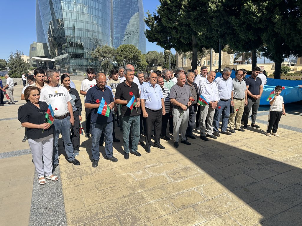 SamirAsadli's tweet photo. Bu gün Bakının işğaldan azad edilməsindən 106 il ötür. Vətəndaş Həmrəyliyi Partiyası olaraq başkənd günü ilə bağlı Türk Şəhidliyini ziyarət etdik. https://t.co/BRlMhy5TYt