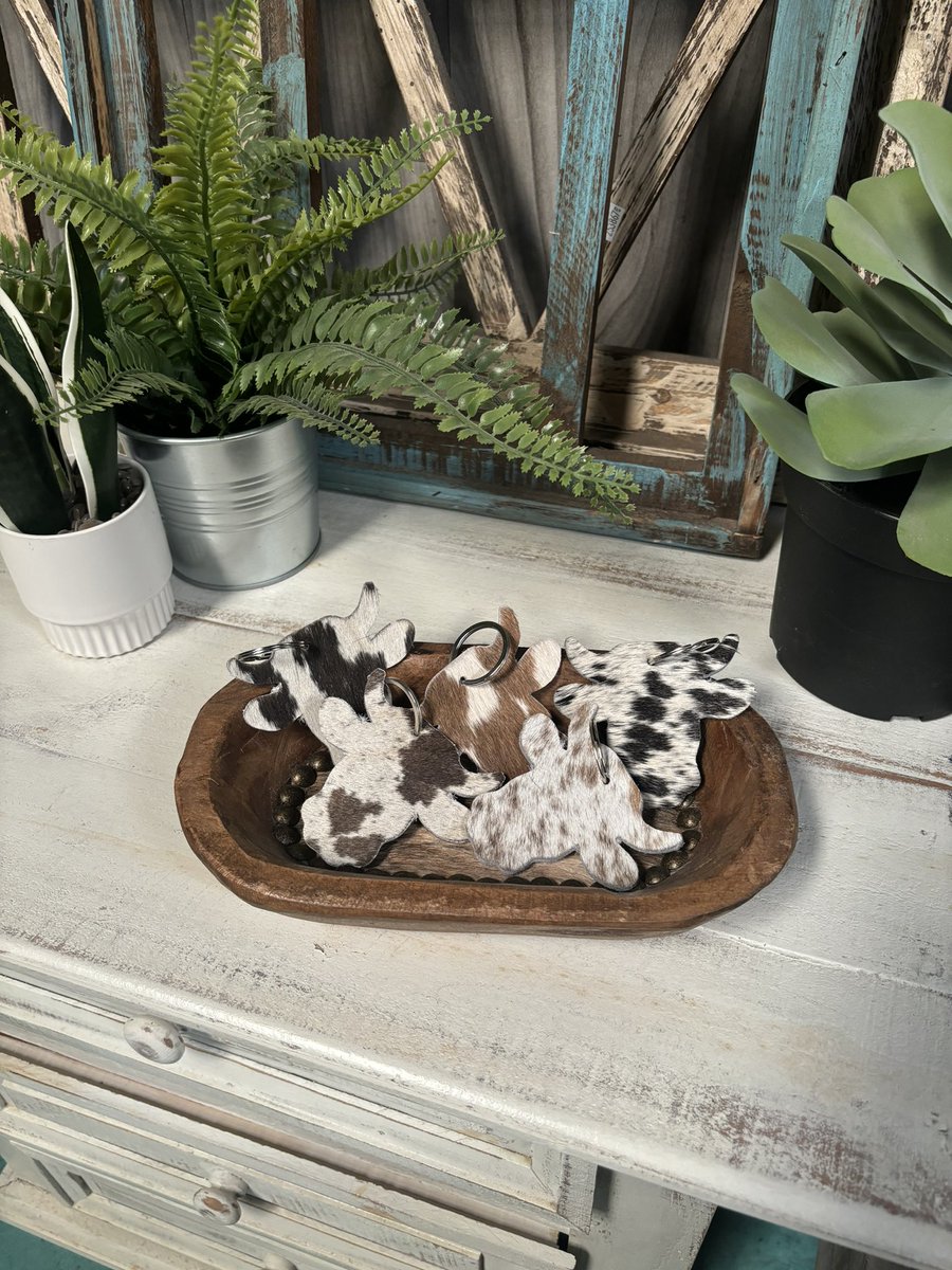 crawlher's tweet image. These are definitely a must have😍 #musthave #cowhide #keychain #cowhidefashion #cowhideaccessories