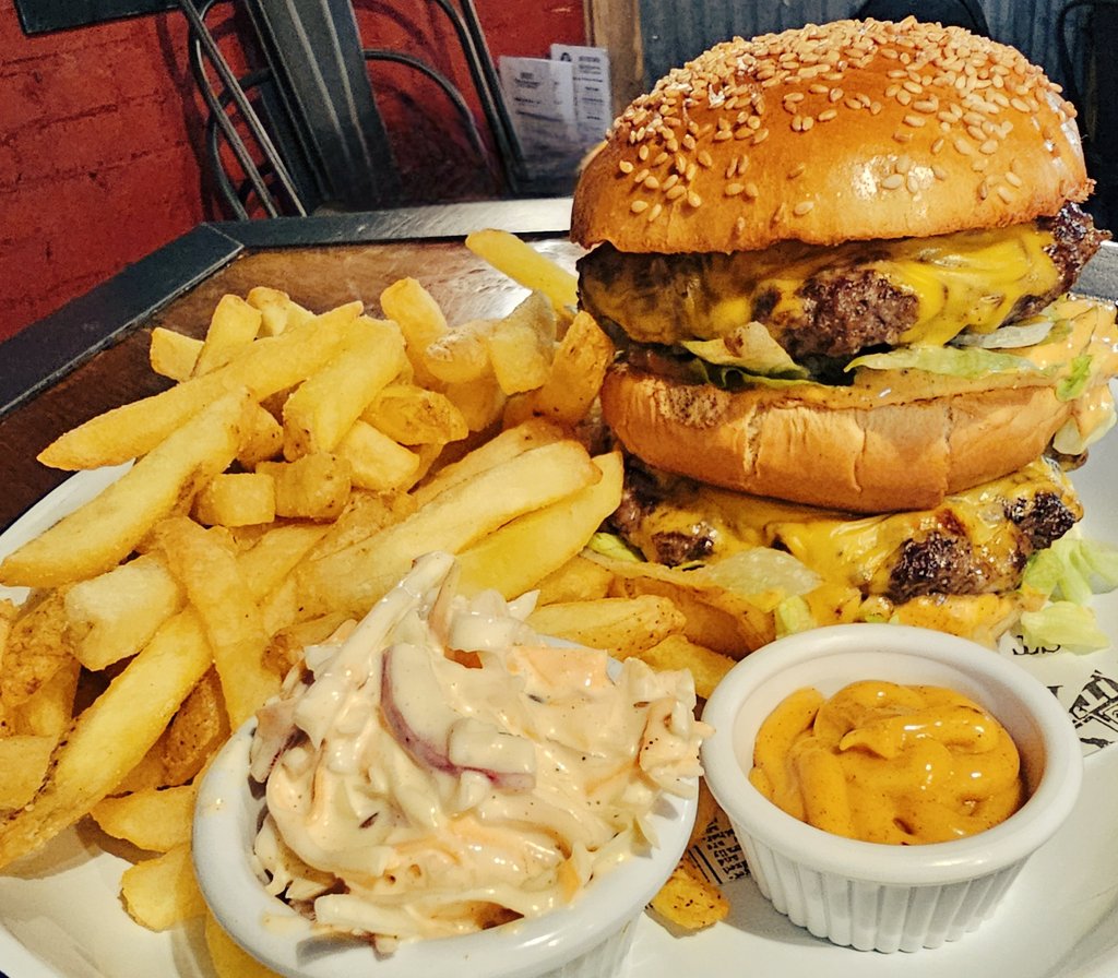 TapSelectBar's tweet image. RETURN OF THE (TAP) MAC 
It's back! Double-stacked beef patties, American cheese slices, mac sauce, gherkins and lettuce on a sesame-seeded brioche bun served with fries and homemade coleslaw 

Limited time only so don't hang about - come and put one in your face!