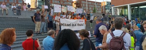 De asielcrisis: een uitvinding van rechts

Het kabinet-Schoof wil een asielcrisis uitroepen. Maar de bezuinigingen op de opvang zijn het probleem, niet de vluchtelingen.

grenzeloos.org/content/de-asi…