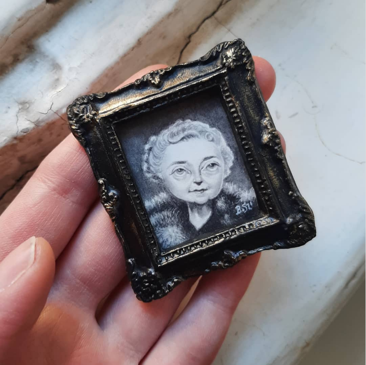Happy Birthday, #AgathaChristie — and thanks for all the stories! (She was born on this day in 1890.)

Tiny, pop surrealism, big eye art Agatha Christie miniportrait by me, for my 1:6 scale dollhouse library. 🕵️‍♀️

Schmincke watercolor on Arches hot pressed paper.