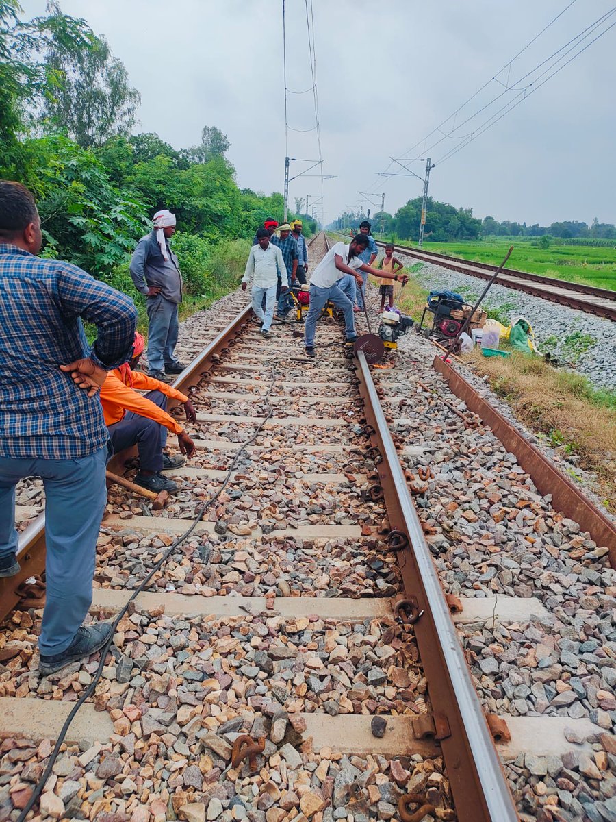 #Justice_For_Trackman #Ldce_Open_To_All 
अब समय की यही पुकार है ट्रैकमैन को भी  LDCE का अधिकार है।
ट्रैकमैन आज भी महादलित है
ट्रैकमैन भी शिक्षित है LDCE Open to all देना होगा।
<a href="/RahulGandhi/">Rahul Gandhi</a> <a href="/PMOIndia/">PMO India</a>  <a href="/aajtak/">AajTak</a> <a href="/AshwiniVaishnaw/">Ashwini Vaishnaw</a> <a href="/vijaykbandhu/">Vijay Kumar Bandhu</a> <a href="/INCIndia/">Congress</a>