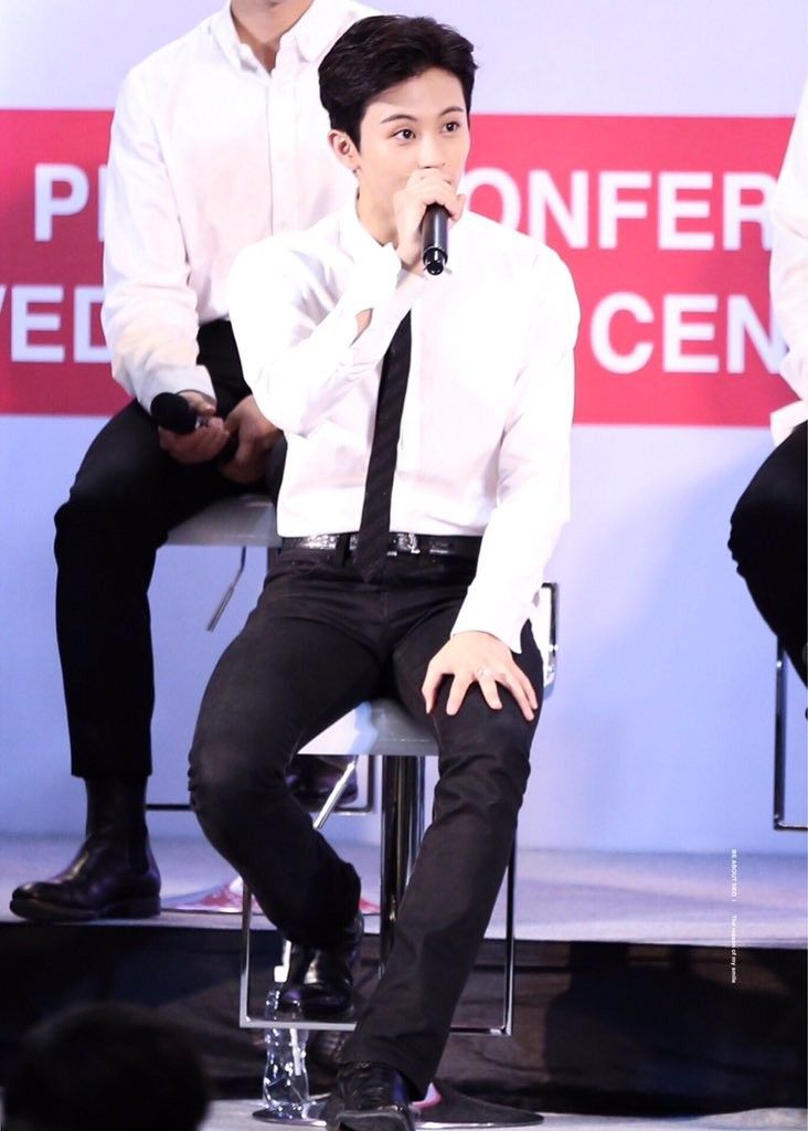 이한. tweet media