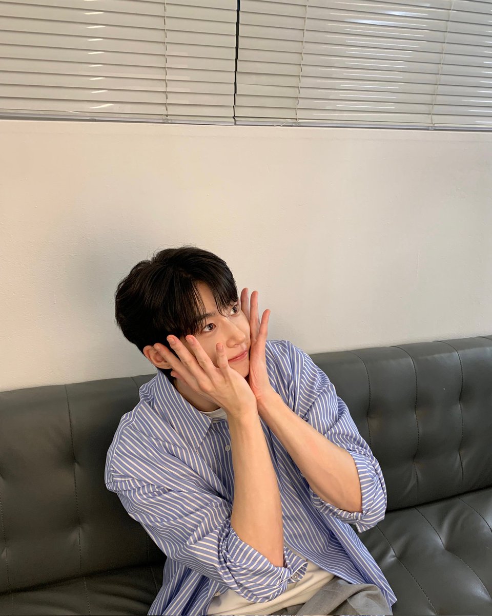 엄친아 보는 사이에 디엠이 와다다다
이 사진 너무 맘에 들어🤭 
이렇게 귀여울 수 있나요🤔