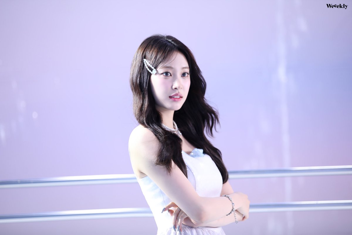 Foto-foto di balik layar pembuatan video musik 'Lights On' telah diungkap. Deburan ombak dan sejuknya angin pantai membuat musim panas kali ini semakin terasa menyegarkan bersama Weeekly 💛