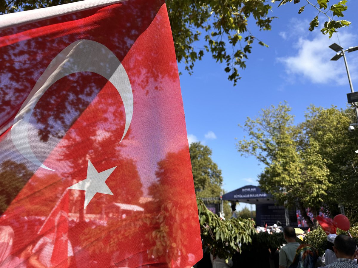 LGBT baskısını reddediyoruz, 

#BüyükAileBuluşması içinSaraçhanedeyiz.