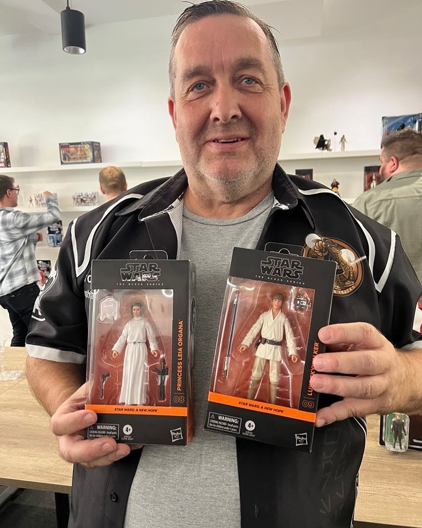 FanthaTracks's tweet image. From Insta: instagr.am/p/C_8Ov30KkgJ/
Fantha @nerfherder69 with the upcoming black series Luke n Leia figs at the uk @hasbropulse con live media event in London hasbro HQ. Showing off new products many of which were revealed on the live stream. 

#hasbro #hasbropulse #pulsecon #s…