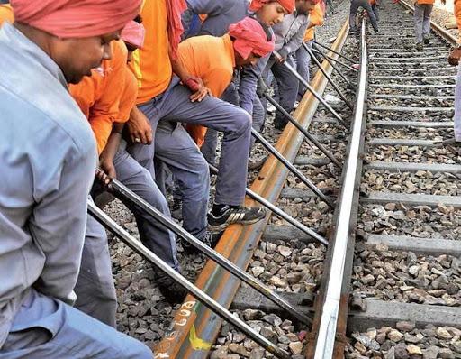 Chandan_Railway's tweet photo. अंग्रेजों के जमाने से चली आ रही रेलवे रूल को जब तक तोड़ेंगे नहीं तब तक छोड़ेंगे नहीं ✊

#Justice_For_Trackman 
#Ldce_Open_To_All 
@Chandan_Railway 
@AshwiniVaishnaw 
@PMOIndia @INCIndia @RahulGandhi https://t.co/JkyQJPKpTk