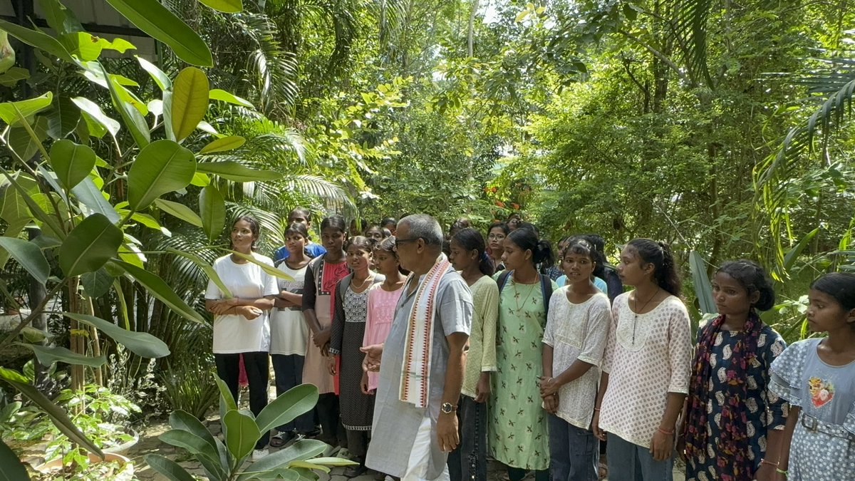 Mrinal_MLA's tweet photo. #8pm : Day with the students .
14th session of #SundayClass on
#PracticalEnvironment .
Participants- Students of Halmira T.E. Model High School.
It was a great pleasure for me today to introduce various #plants in #mygarden to the students.I asked them to #PlantATree on their every birthday.
