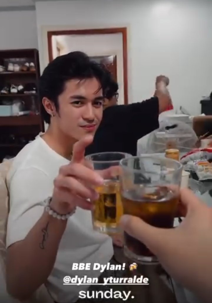 bbe Dylan para sa labas mag celebrate ng birthday ayan cheers everyone! HAHAHAHAHAHAHA lakas mang asar boss