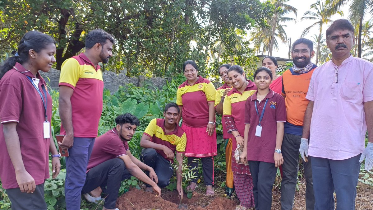 KotqRavindra's tweet image. On Int'l DemocracyDay, our Panchvarn Women's Team made a green impact! We planted 30+ saplings along NH66 in Manuru as part of our 224th Sunday Cleaning Program. Empowering women, enriching the environment #PanchvarnCares #WomenForEnvironment