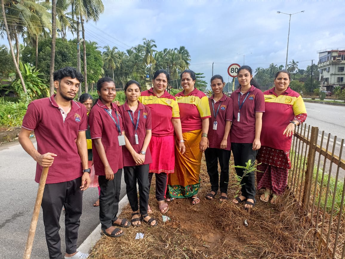 KotqRavindra's tweet image. On Int'l DemocracyDay, our Panchvarn Women's Team made a green impact! We planted 30+ saplings along NH66 in Manuru as part of our 224th Sunday Cleaning Program. Empowering women, enriching the environment #PanchvarnCares #WomenForEnvironment