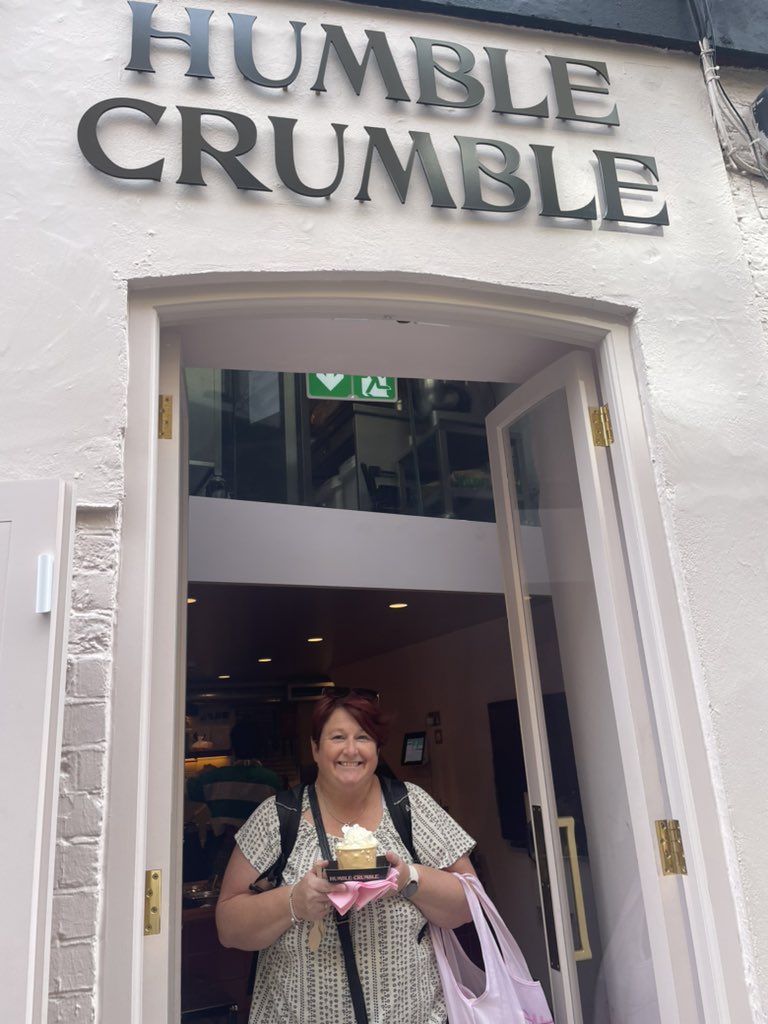 On the train home to Piccadilly, due back at 17.44. Great time had by all 🧁